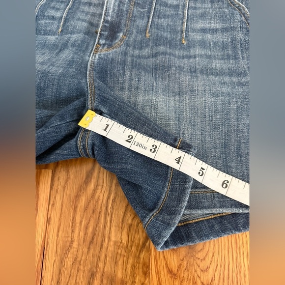 White House Black Market High-Rise Everyday Soft Denim™ Pleated 5-Inch Shorts - Picture 10 of 11